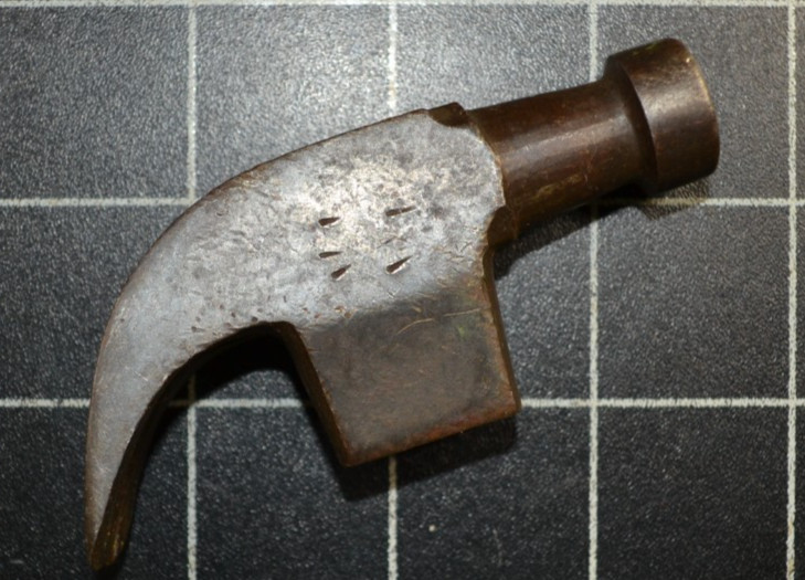 C. HAMMOND - 8oz - CURVED CLAW HAMMER HEAD - GOOD CONDITION