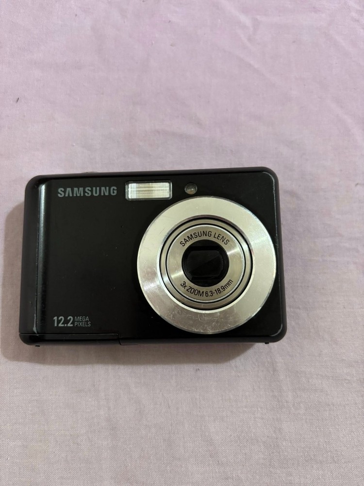 Samsung ES17 12.2 MP Digital Camera -  Black  WORKING