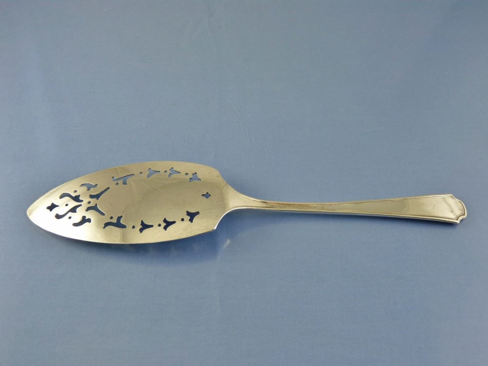 BERKELEY 1929 FLAT SERVER PIERCED 28 LARGE BY PEERLESS SILVER PLATE