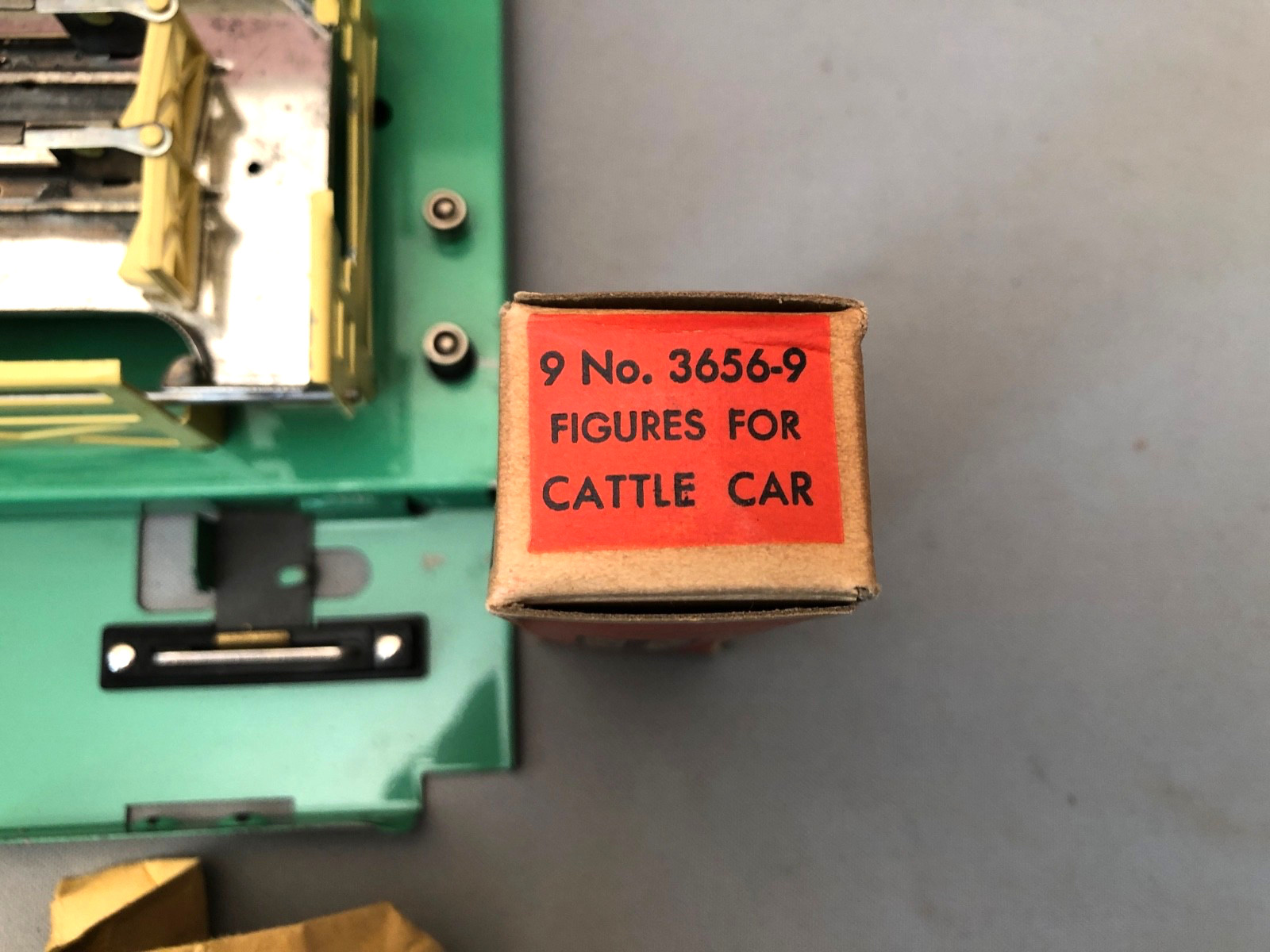 LIONEL 3656 OPERATING CATTLE CAR WITH CORRAL & CATTLE O GAUGE