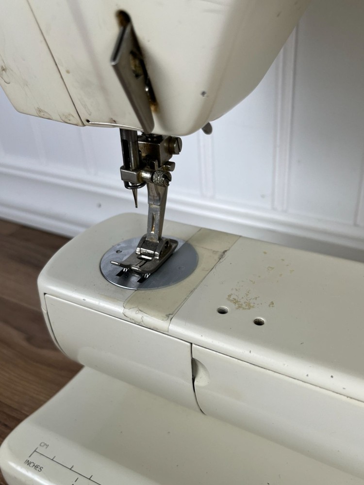 BERNINA 830 Record Electronic Sewing Machine With Pedal