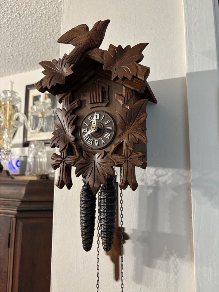 VIDEO Small Vintage Black Forest Cuckoo-clock