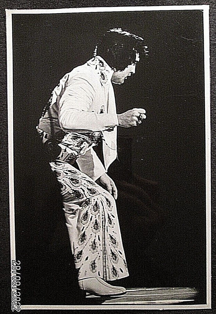 ELVIS PRESLEY : (ORIGINAL VINTAGE PHOTO) RARE CLASSIC PHOTO (CLASSIC ELVIS)