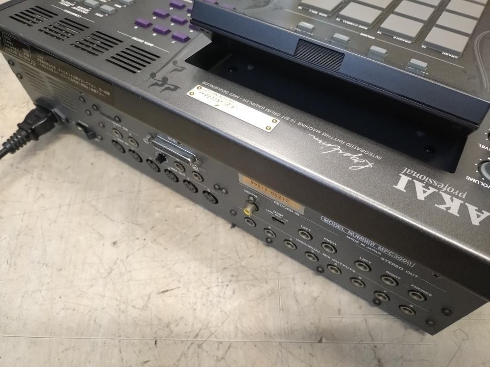 AKAI Sampler MPC3000LE LCD SD Memory Expansion 32GB Replacement Excellent
