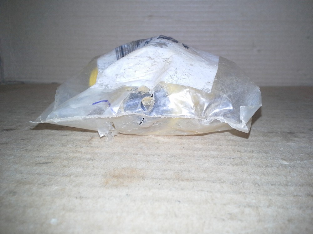 Nelson N77 Yellow 2-Hose Adapter, NOS-Damaged packaging
