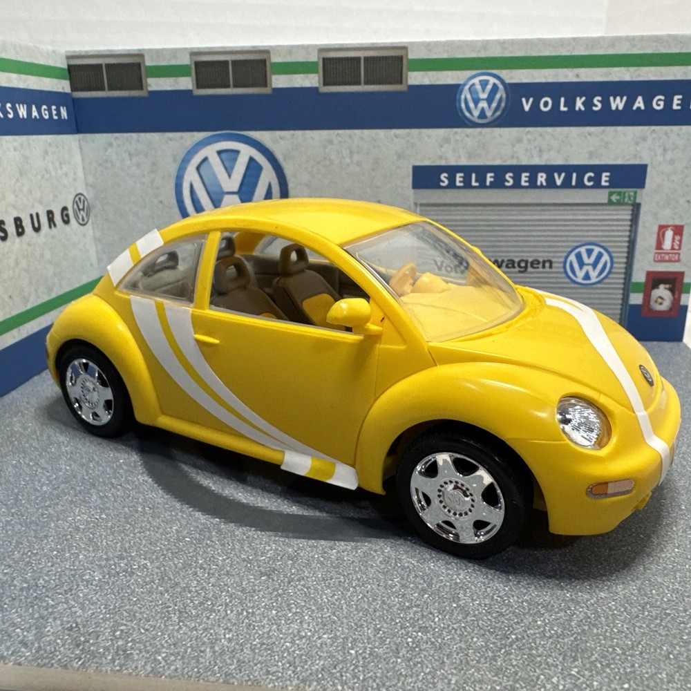 1:24 Scale Plastic Volkswagen Bug California BUGGING