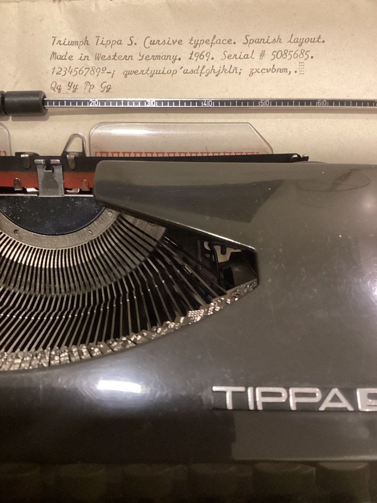 TRIUMPH TIPPA S. TYPEWRITER CURSIVE TYPEFACE. SPANISH LAYOUT. GERMANY 1969.