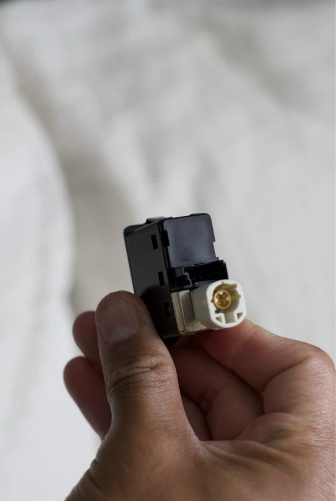 OEM BMW E82 E88 E90 E92 M3 AUX Port USB Plug Input Jack Connector Aux-In