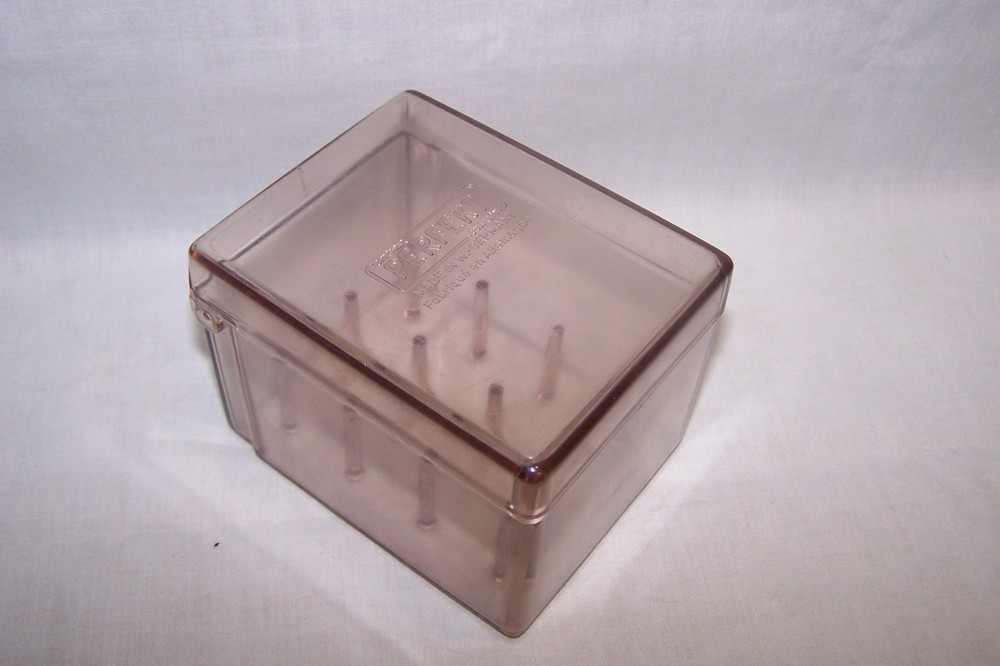 PLASTIC STORAGE SPOOL THREAD BOX WITH HINGED LID