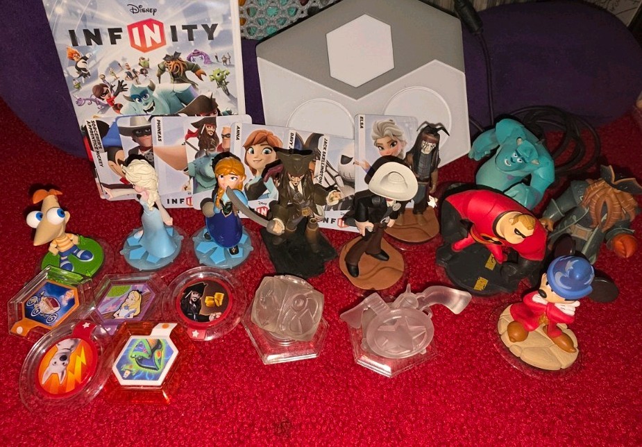 Disney Infinity Wii Bundle Game, Base, Characters, Power Discs, Cards