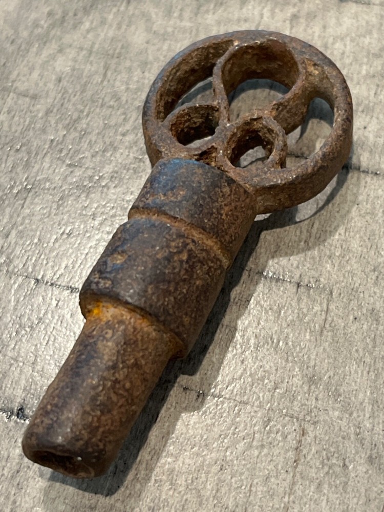 Georgian rustic iron padlock openwork bow key 080124@