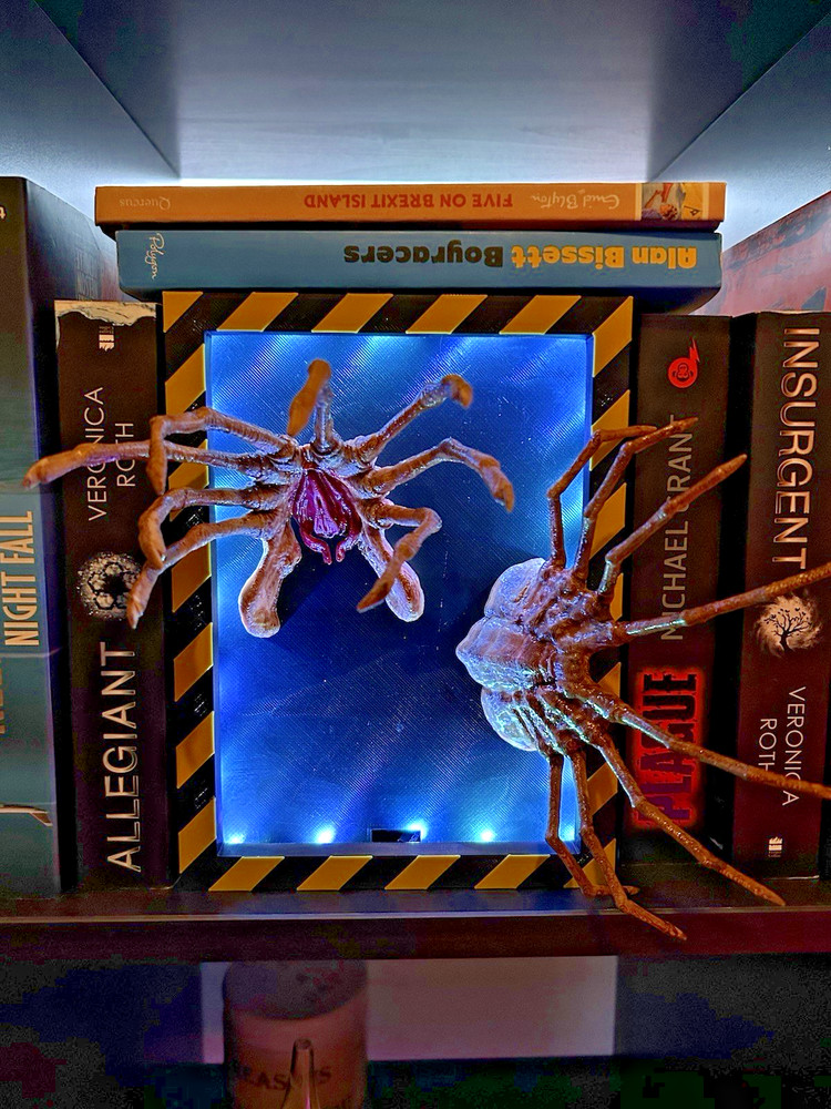 Alien Facehugger Book Nook LED Remote Control 16 Colour