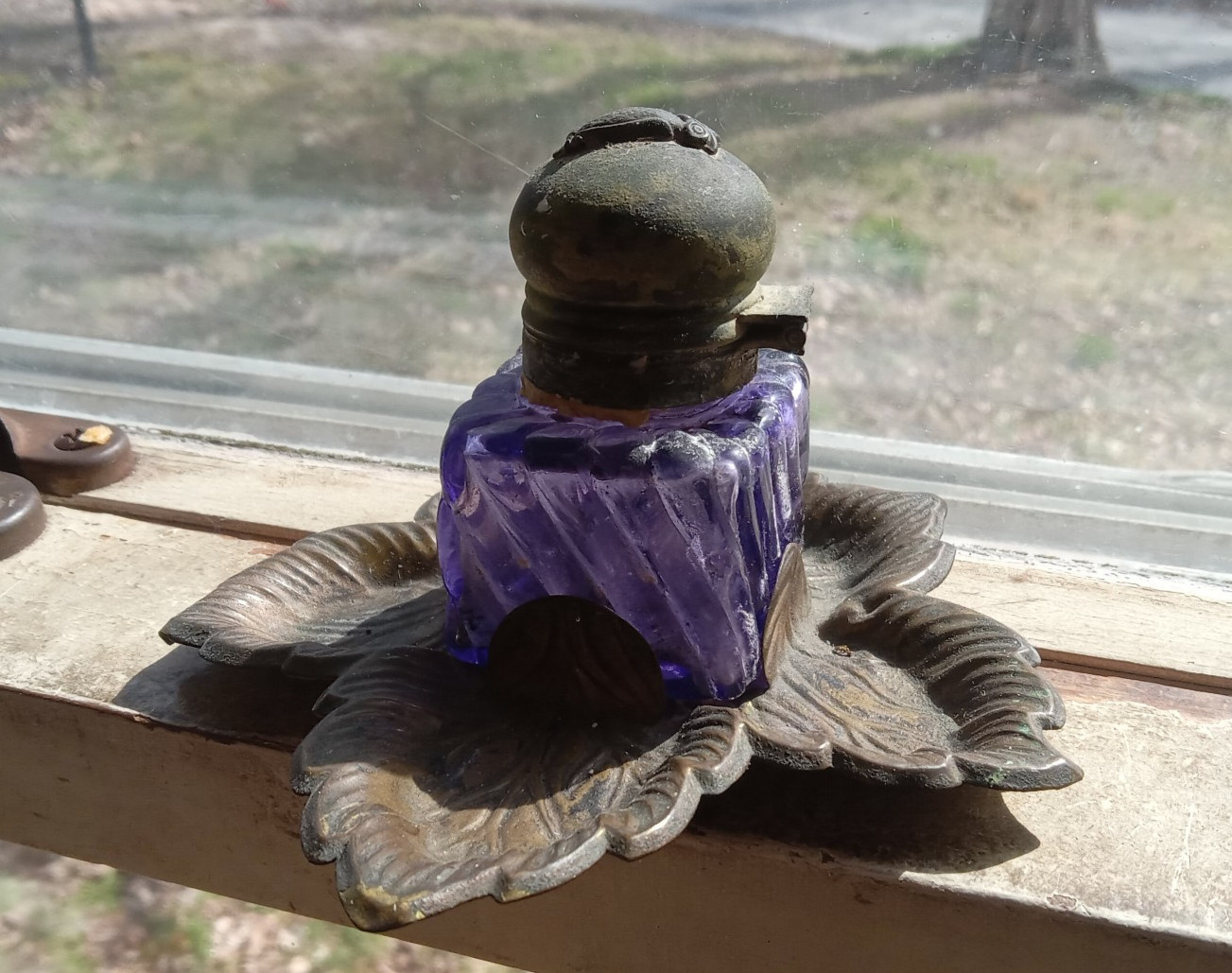 1890s AMETHYST GLASS SWIRLED CUBE INKWELL WITH OWL ON LID BRASS LEAF BASE