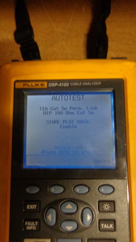 FLUKE DSP-4100 CABLE ANALYZER (Need AC Adapter)