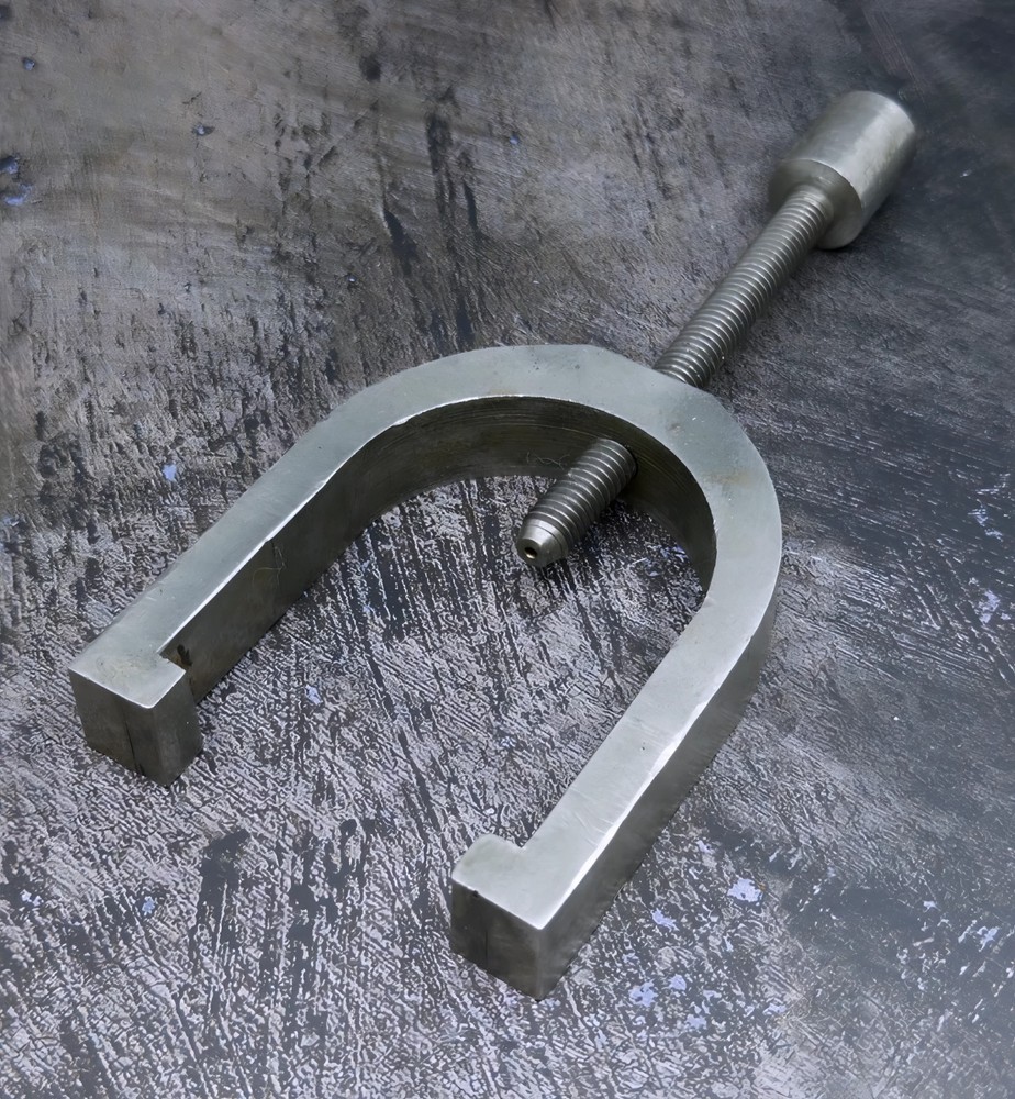 V-BLOCK CLAMP - 2-1/2" open capacity - 2" between bottom fingers