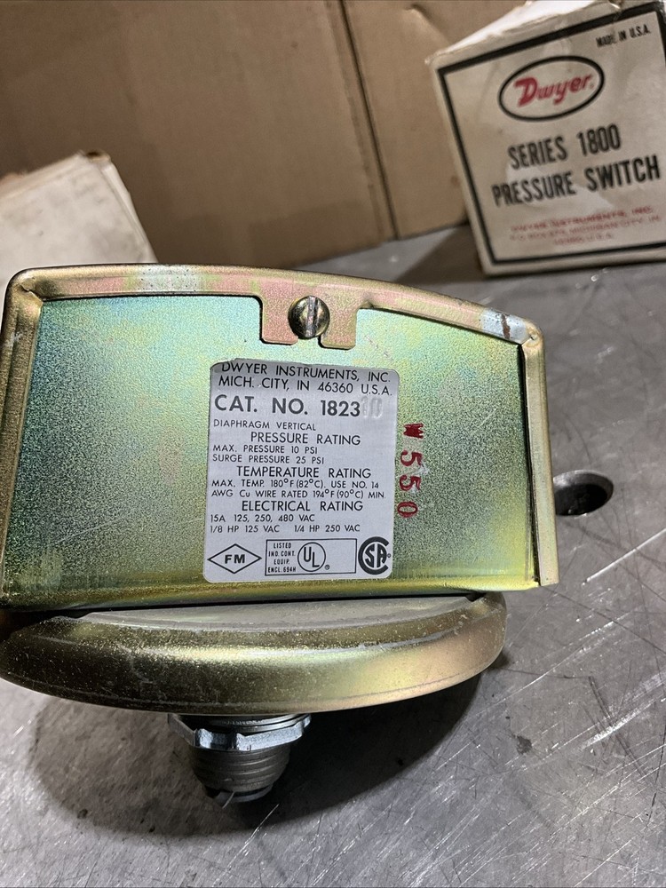 DWYER MODEL 1823 DIFFERENTIAL PRESSURE SWITCH