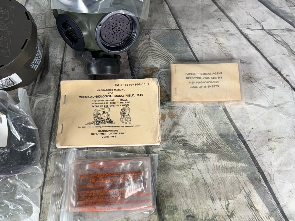 US M40 Gas Mask Small . Face Mask, Filter & Extra Inserts-C