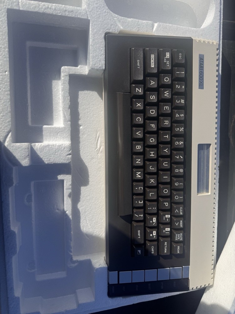 Atari Computer 600XL With Box With Cables No Manuels Tested( Box Ok Condition)