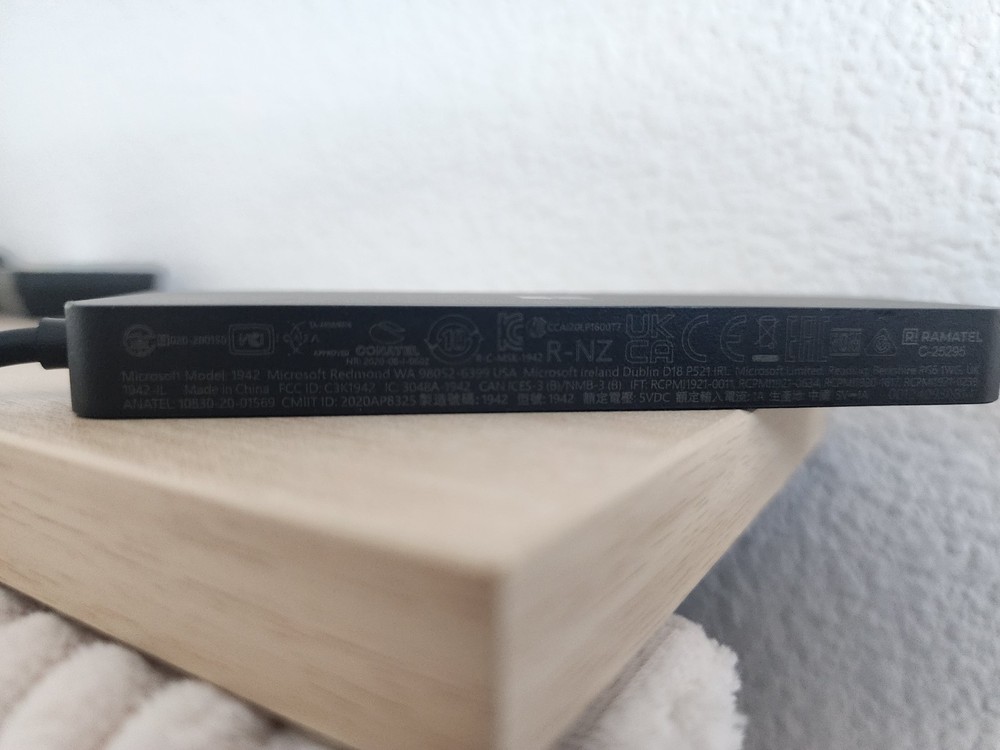 Microsoft 4K Wireless Display Adapter Model 1942 UTH-00001