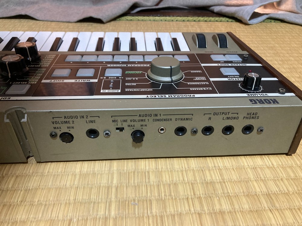 Korg MicroKorg Synthesizer Vocoder Analog Modeling 37-Key Keyboard