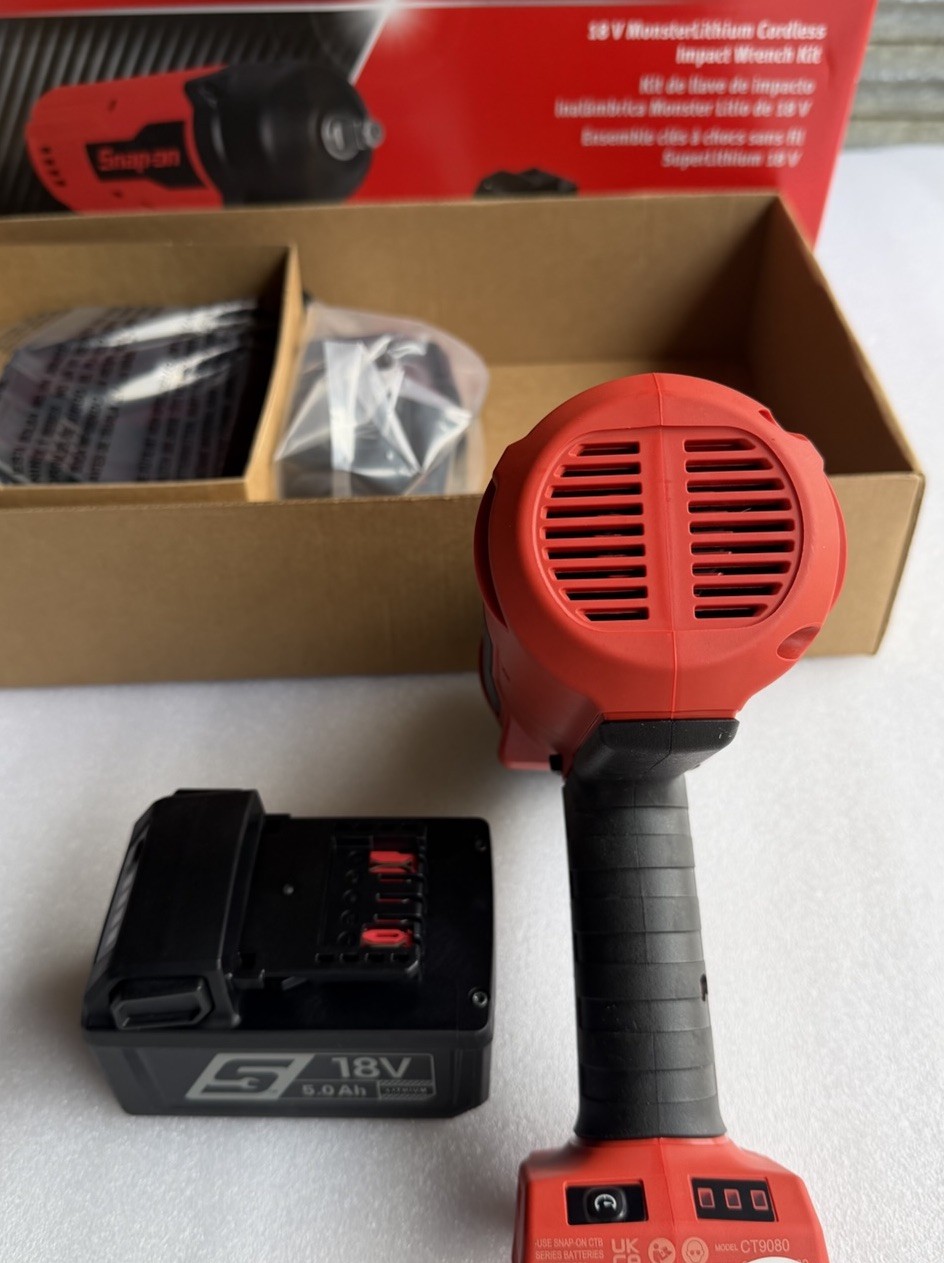Snap-on CT9080K2 18 V 1/2" Drive MonsterLithium Cordless Impact Wrench Kit NEW
