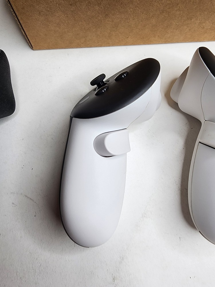 Meta Oculus Quest 3 VR Headset 128GB Headset W/ Controllers + Box