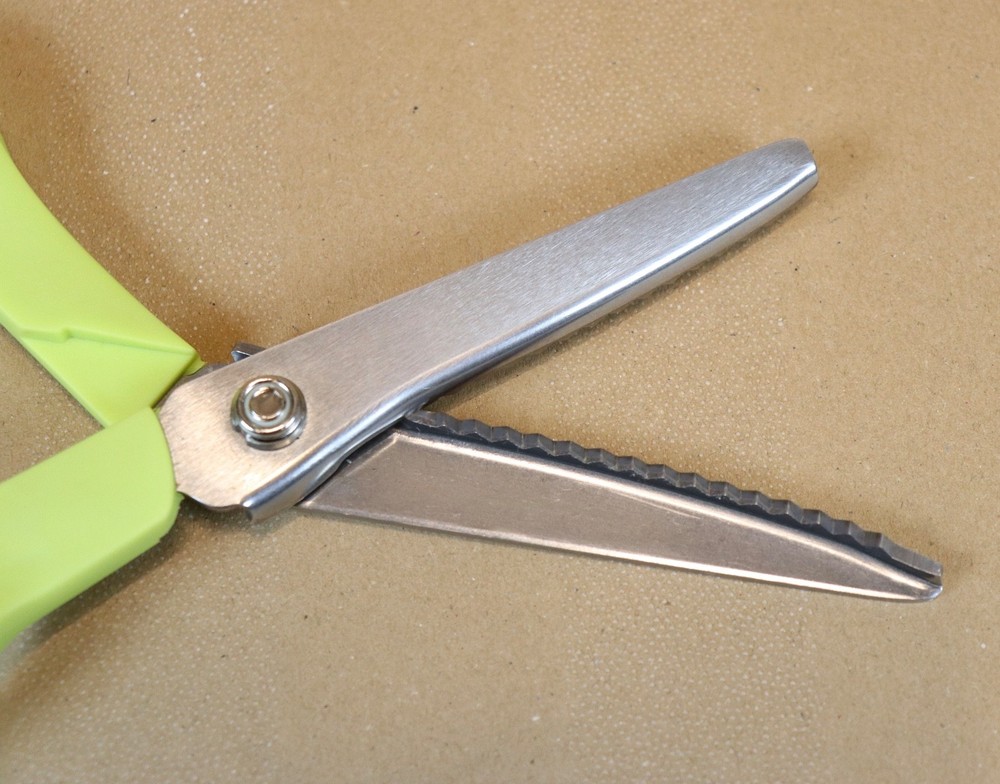 Fiskars Pinking Shears Scissors Green Handle Zig Zag Cut Crafts Fabrics USA