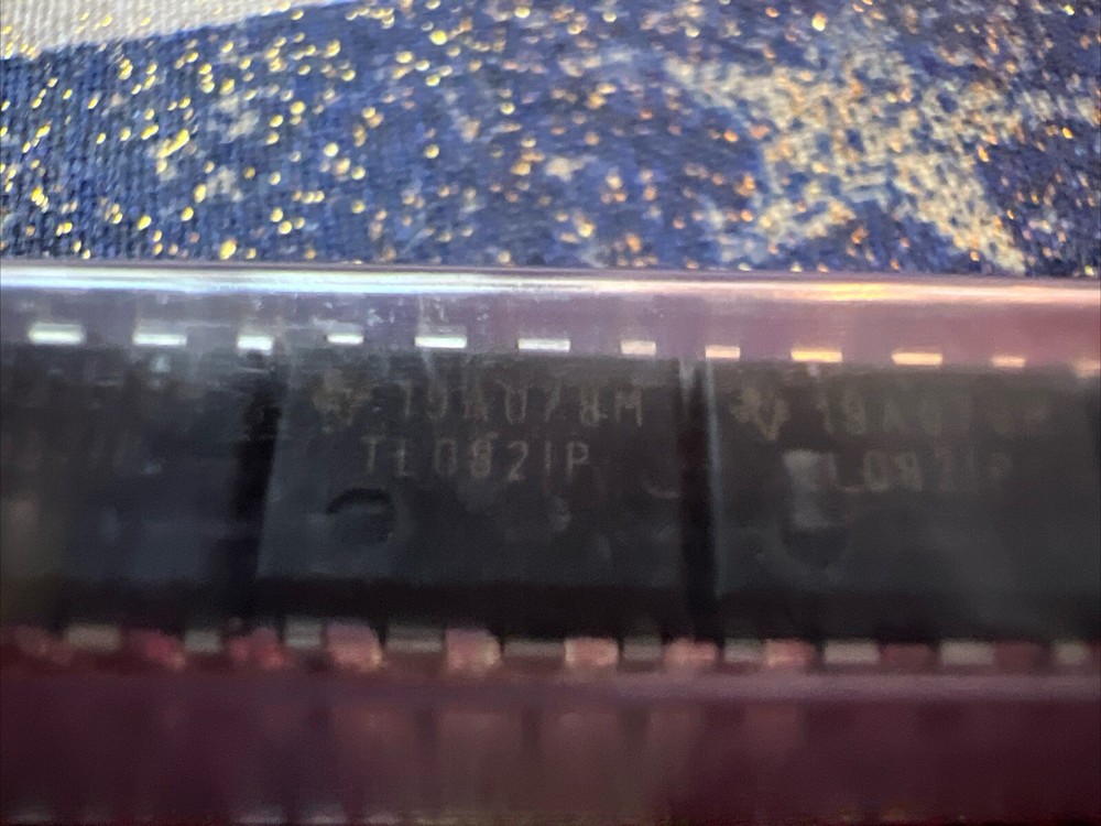 ** QUANTITY 2 ** TEXAS INSTRUMENT TL0821P