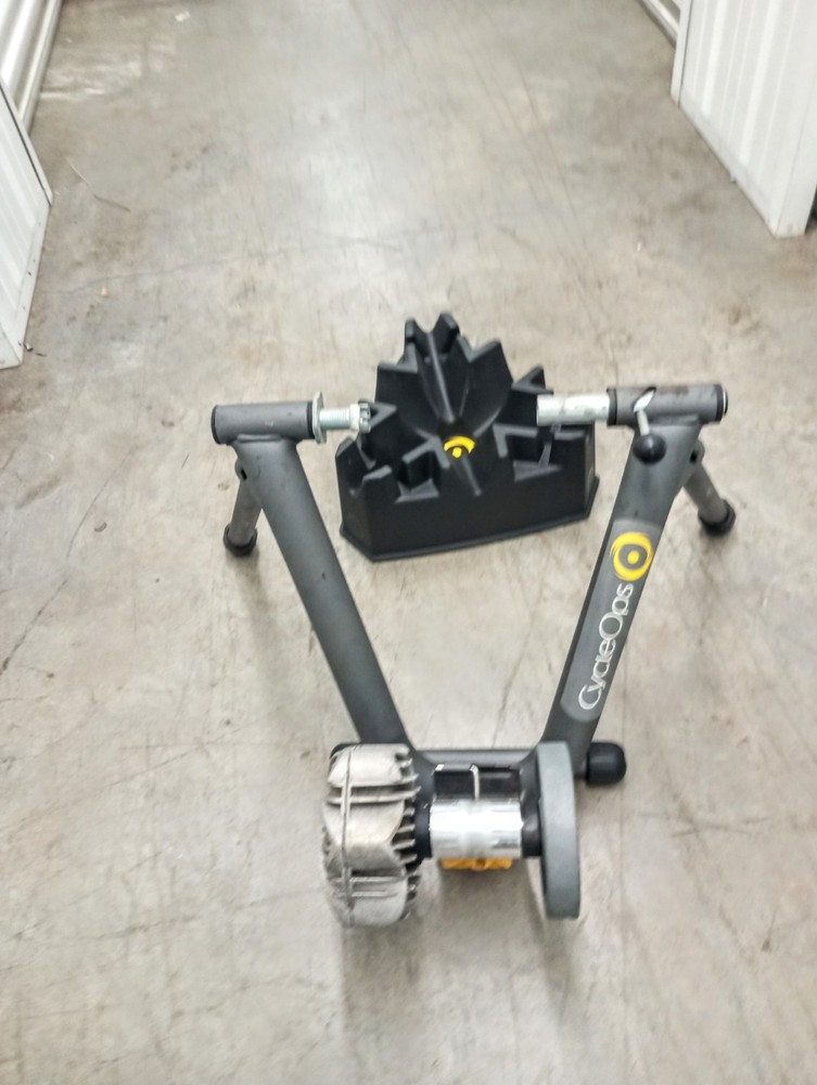 CYCLEOPS FLUID 2 Indoor Bike Trainer w/ Riser