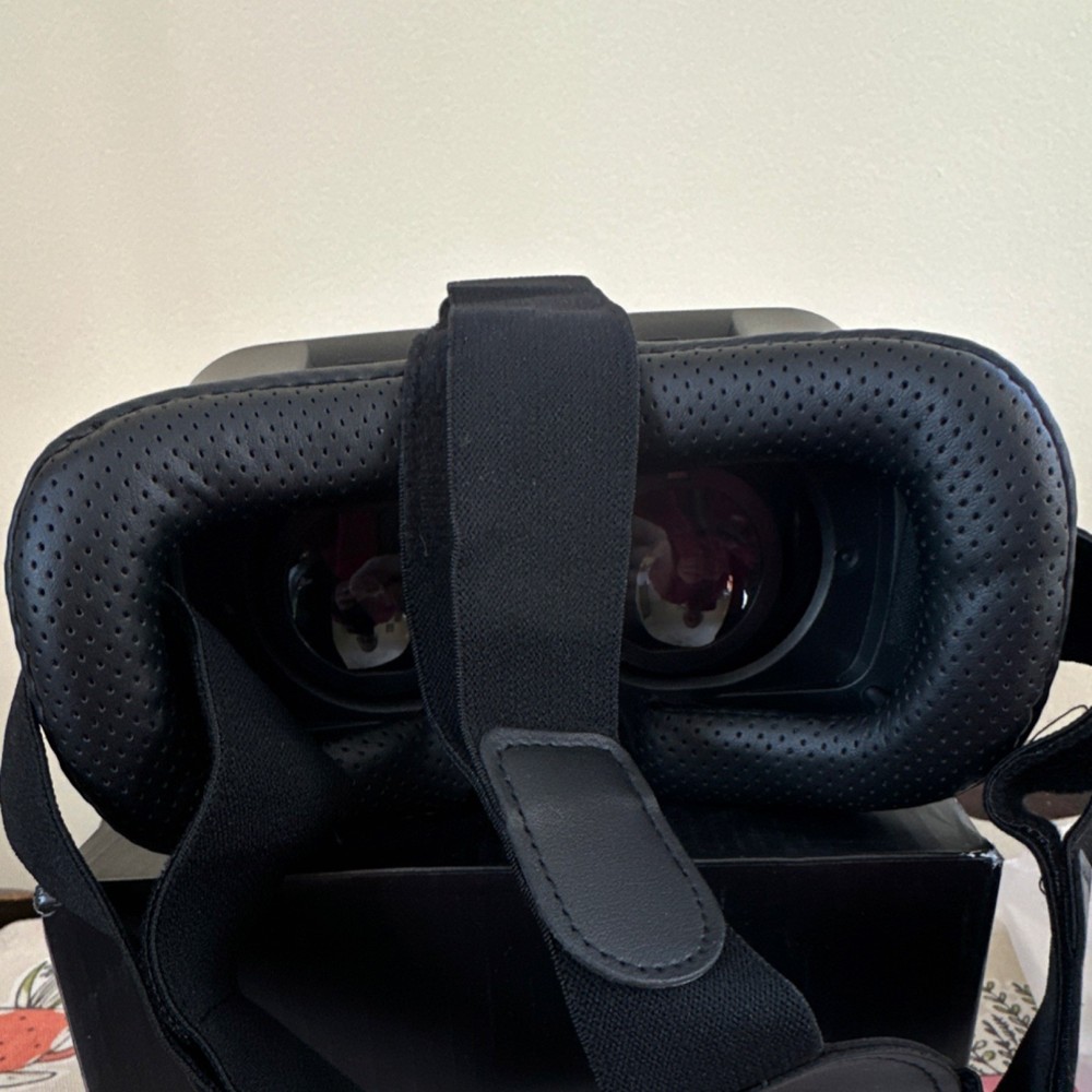 Canbor Smartphone VR Headset Goggles, Black with Controller