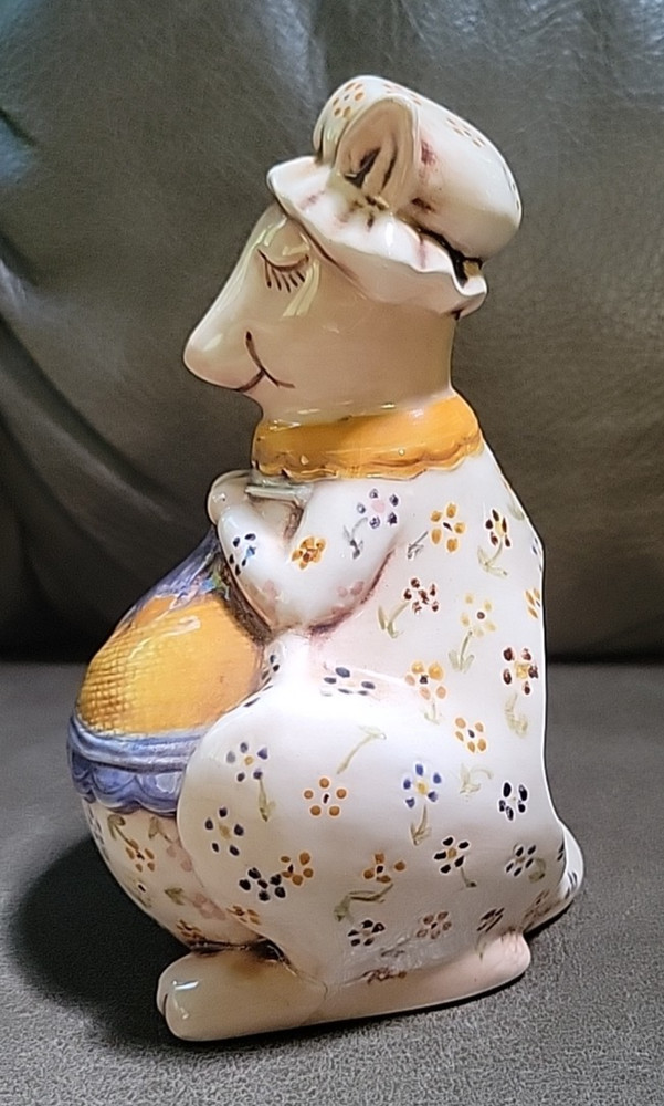Unique Ceramic Kangaroo Knitting Yarn Holder 7" X 5" EUC