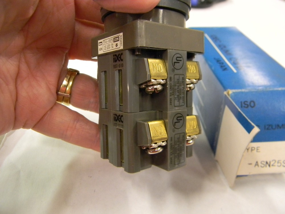 New IDEC ASN25S Control Switch A1