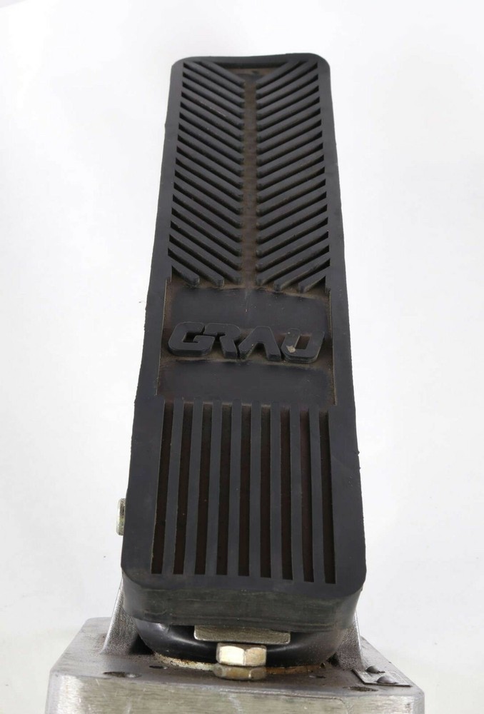 New 560 025 031 GRAU Pedal Valve Assembly