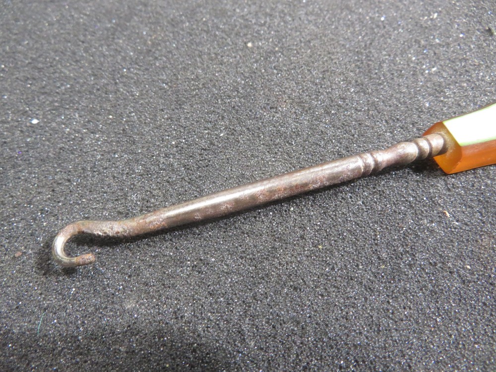 Antique 1930s Bakelite Crochet Hook with Flower Pattern 7"