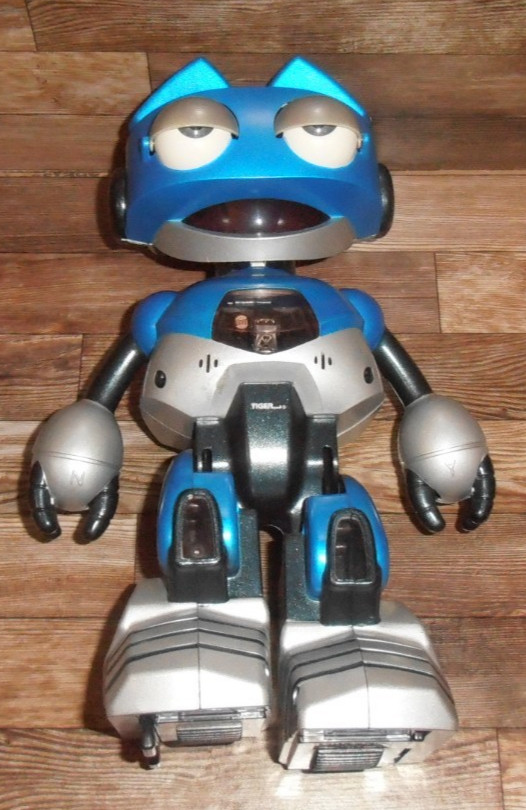 Old ~ 2001 Tiger Electronics / Hasbro Blue & Silver Robot Battery Toy ~ Untested