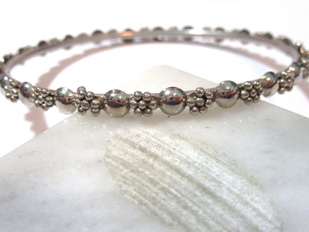 DAISY RAISED SURFACE SILVER TONE BANGLE BRACELET THIN FLOWERS