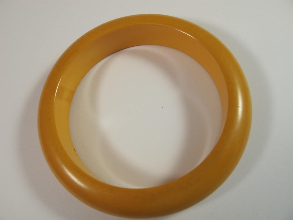 light butterscotch tested bakelite bangle bracelet