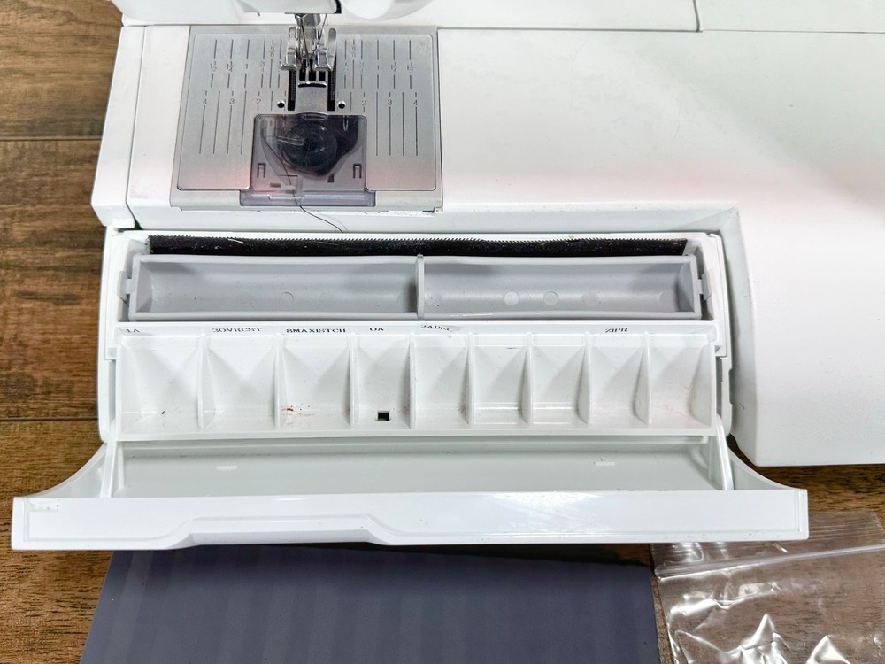 AS IS PLEASE READ PFAFF Creative Vision Sewing Machine Y166