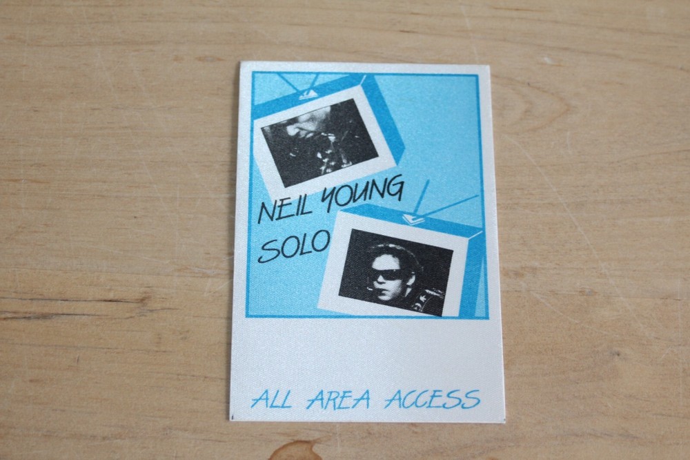 Neil Young  -  Unused Backstage Pass - FREE POSTAGE - lot #3
