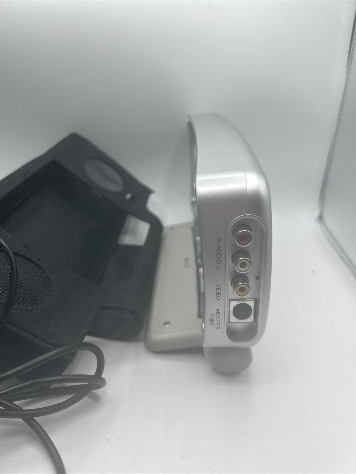 AUDIOVOX 5.6 " LCD Detachable Monitor VBP3000 with Case & S-video Hookup