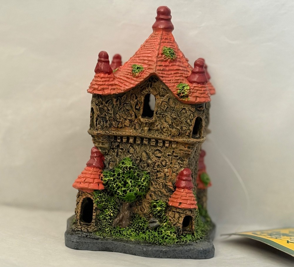 NWT Cottage for tank decoration