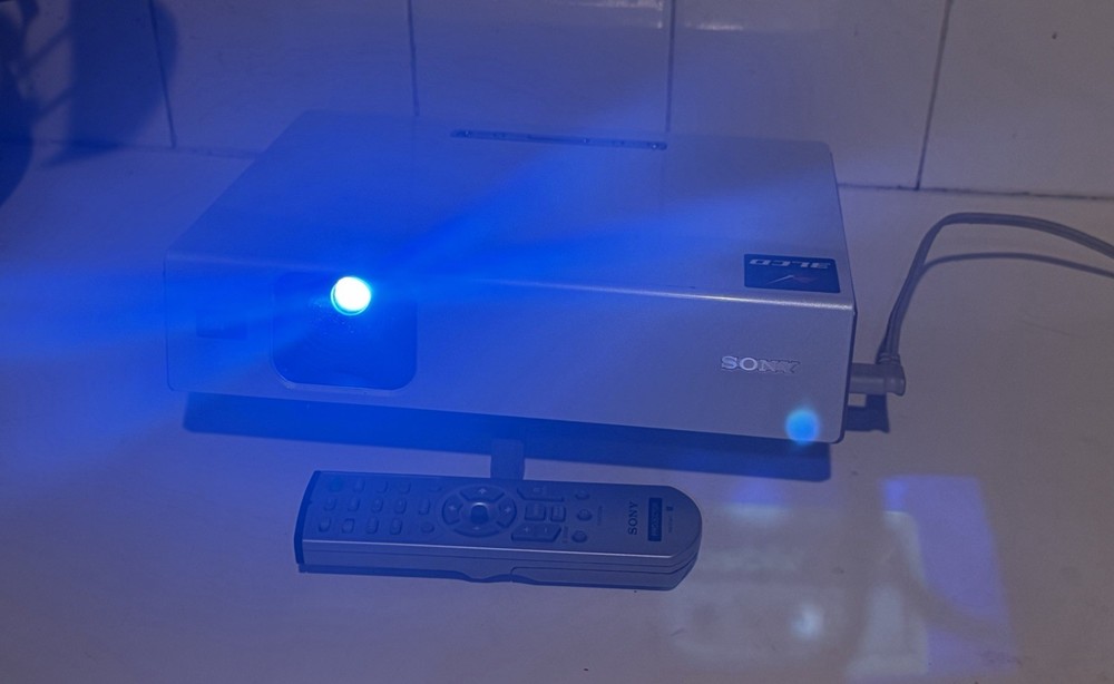 SONY VPL-CX70 Projector With Remote Control WORKS!