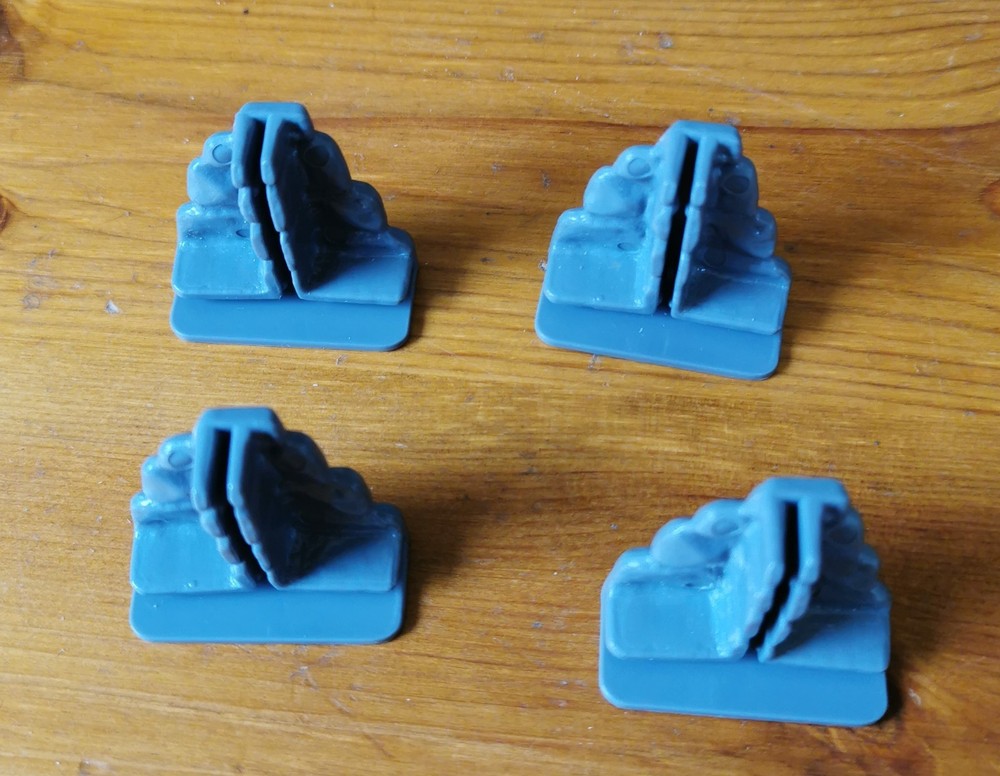 Dark World Game 4 X Castle Wall Clips Waddingtons 1992 (1)