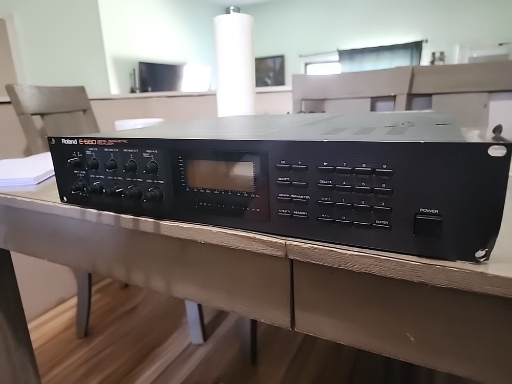 Roland E-660 Digital Stereo Parametric Mastering EQ