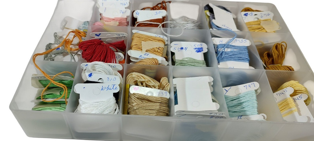 Floss and Needlecraft Organizer With 17 Extra Deep Compartments