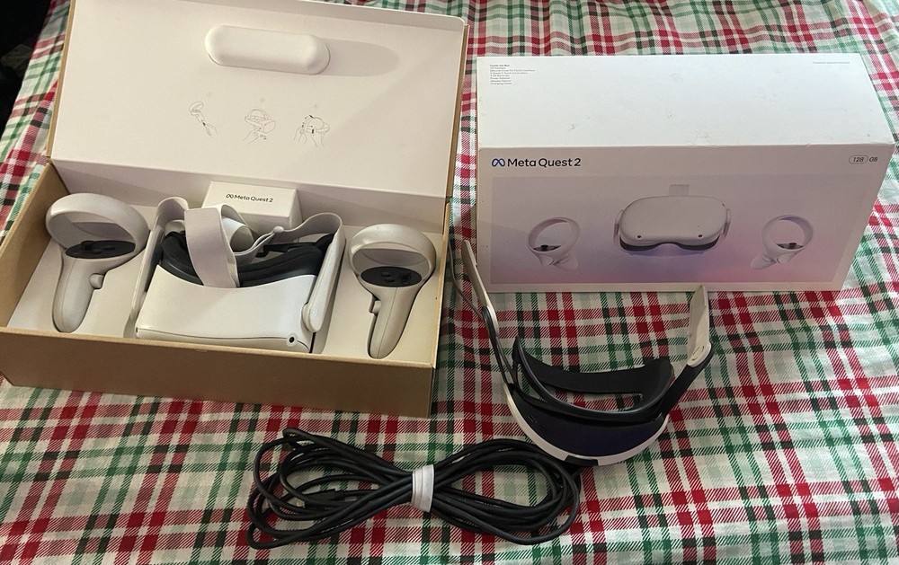 Meta Oculus Quest 2 128GB Bundle w/ link cable & adjustable headstrap powerbank