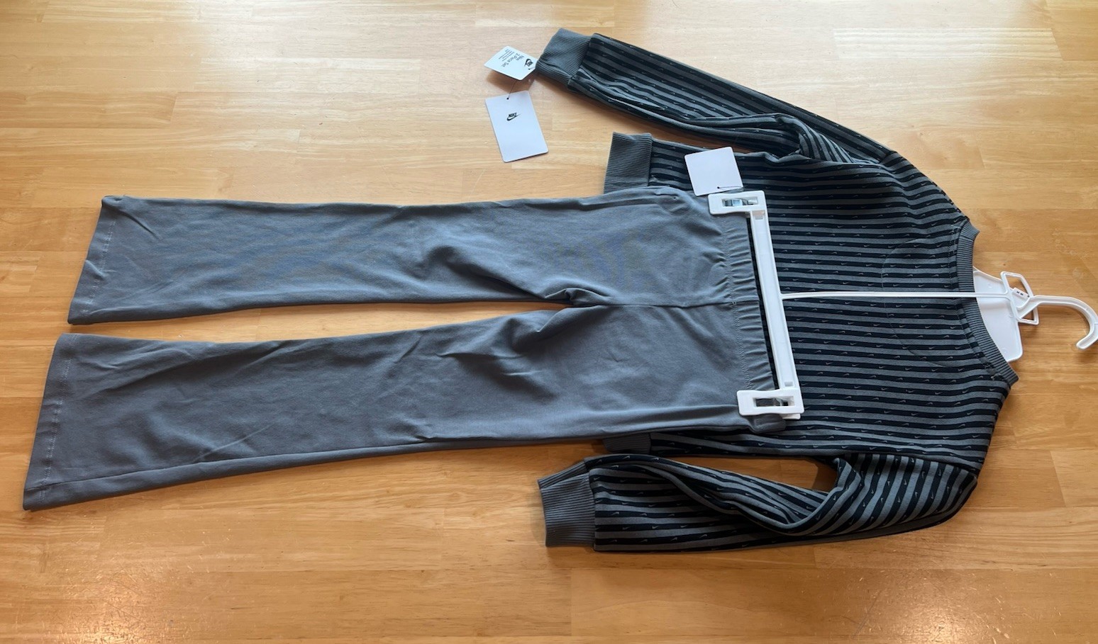 Nike Striped Fleece Top & Flare Legging Set Size 6X L Girls 5–7 Year Olds NWT
