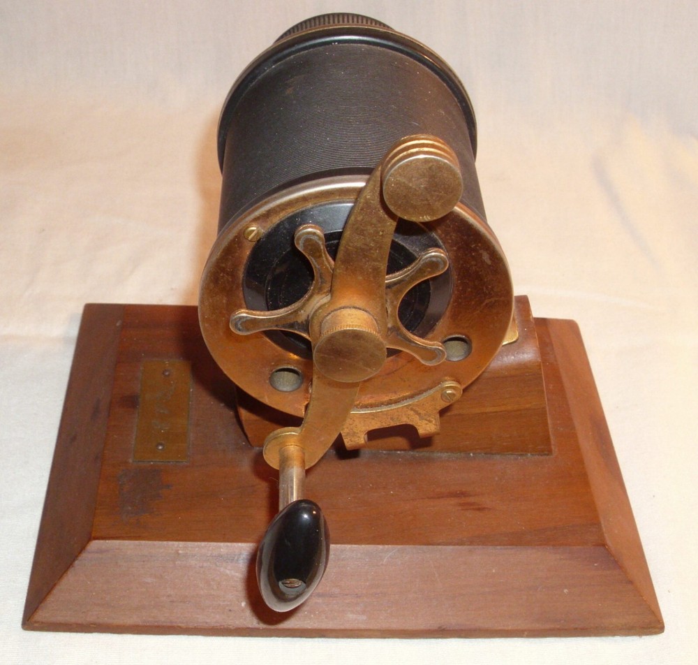 FISHING REEL NOVELTY DESK TOP PENCIL SHARPNER