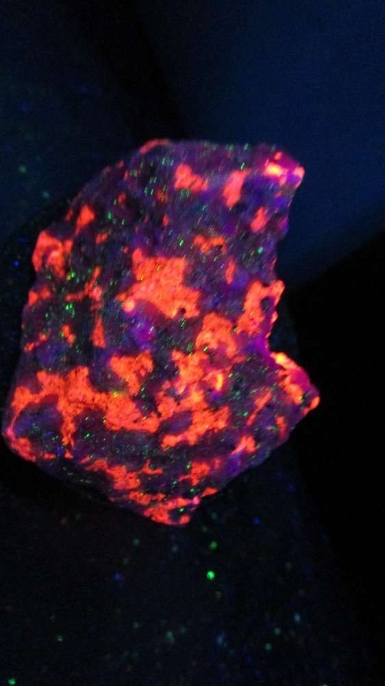 Fluorescent Crazy calcite mineral rock T8