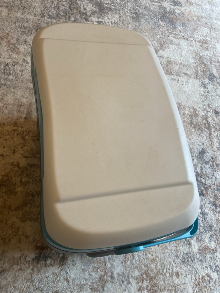 Igloo Ice Cube 30 Quart 41 Can Plastic Cooler w/ Top Compartment and Handle